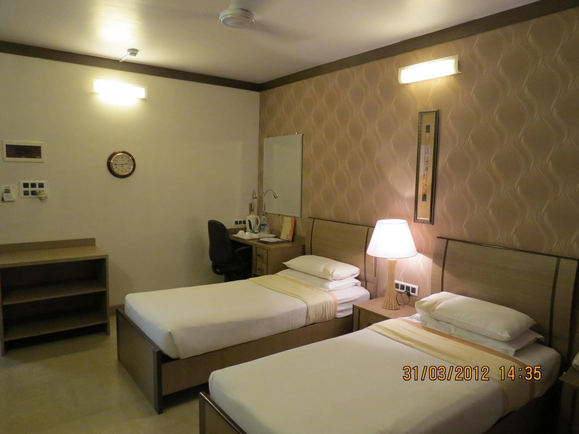 Jyoti Dwelling Hotel Мумбаи Экстерьер фото